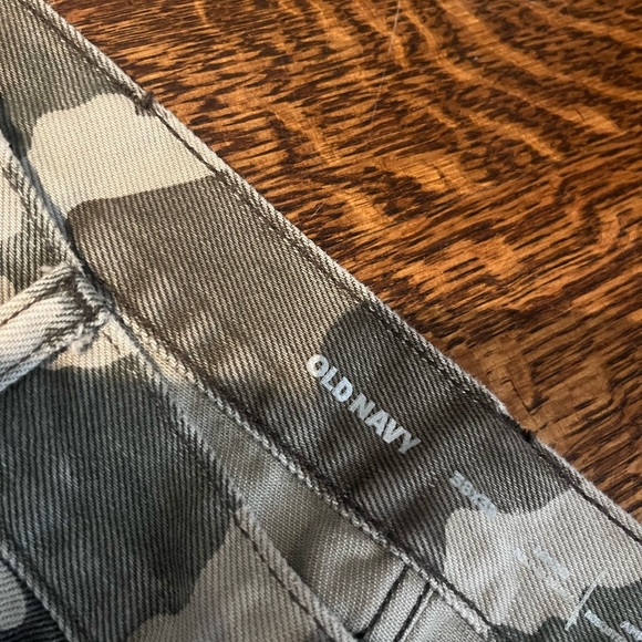 Size 38 x 32 Old Navy camo denim - Picture 2 of 3